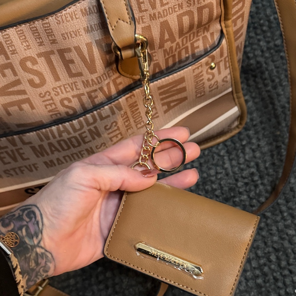 Steve Madden Tan and Brown Logo Briefcase/ carryon bag ( includes new wallet )! - Picture 10 of 14